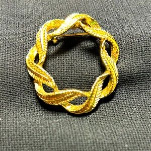 Beautiful Signed VTG Gold tone metal leaf wreath brooch. By Gerrys.